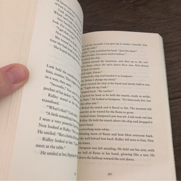 Dangerous Creatures by: Kami Garcia & Margaret Stahl paperback book - Picture 2 of 5